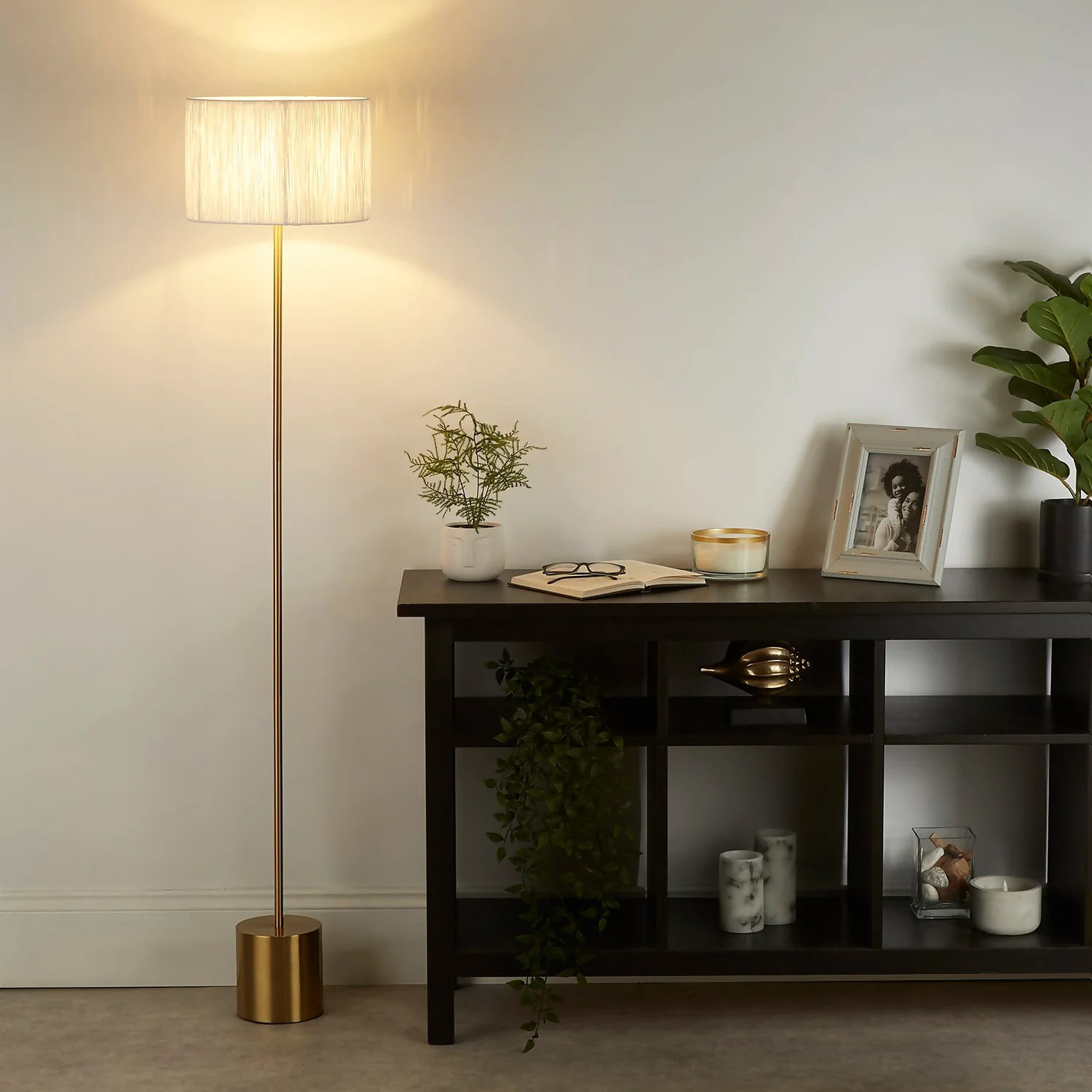 Raffia Floor Lamp - White & Gold 7 Raffia Floor Lamp - White & Gold - Image 5